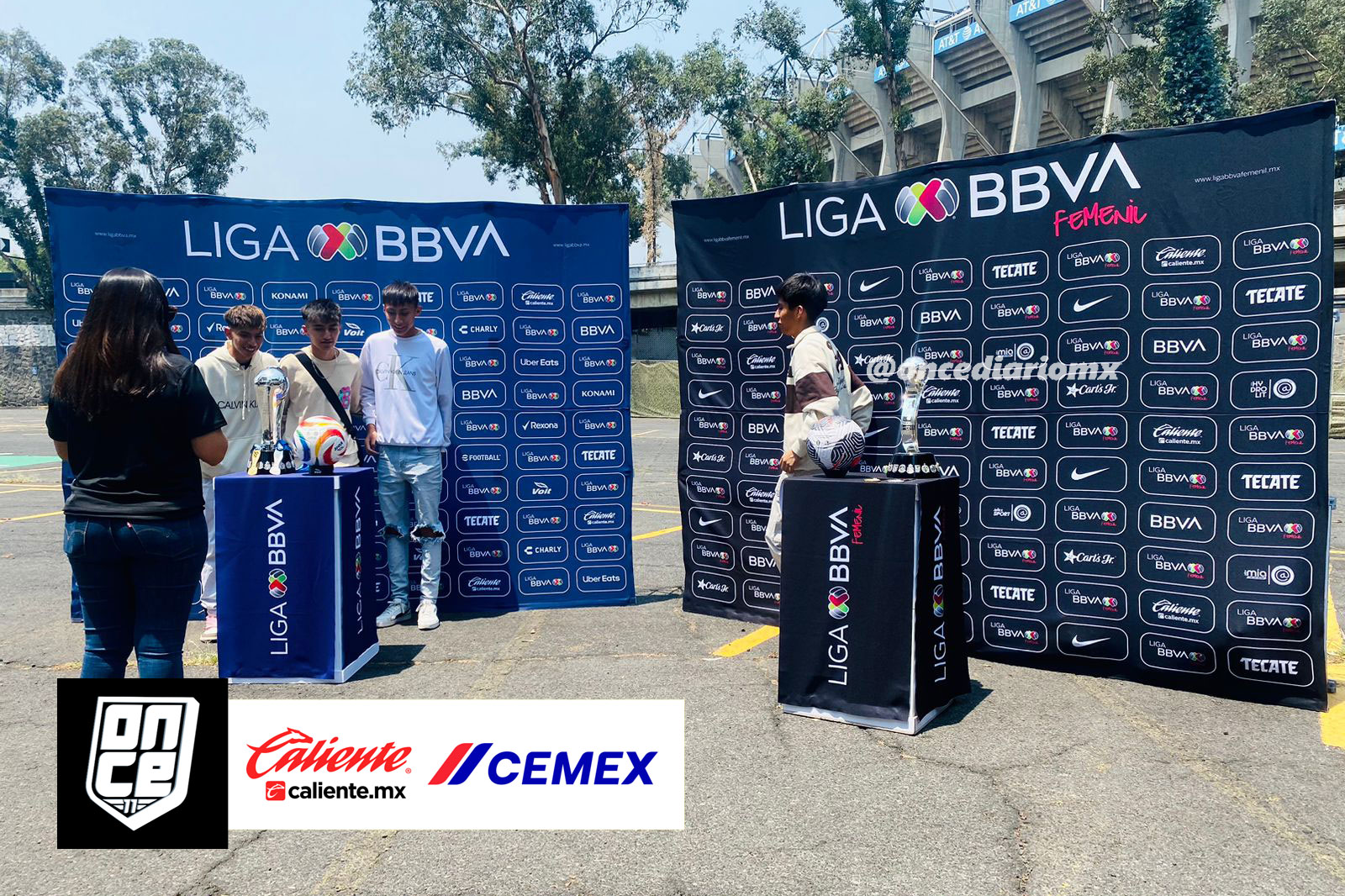 Los aficionados con los trofeos de la Liga MX y Liga MX Femenil