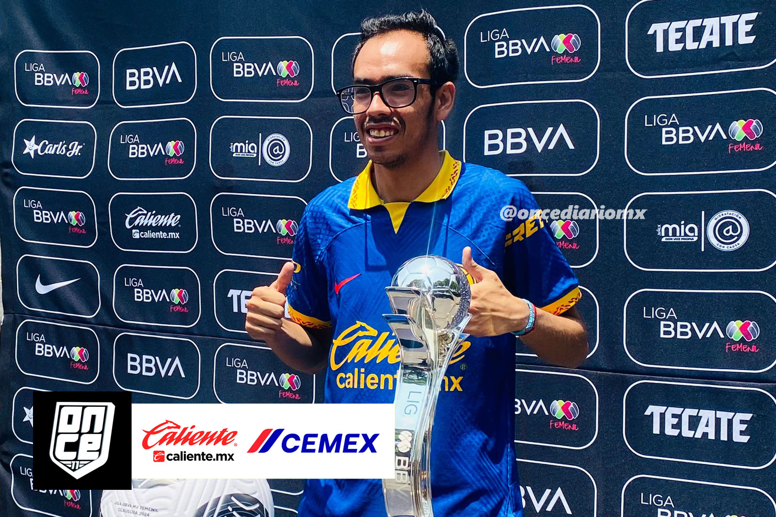Los aficionados con los trofeos de la Liga MX y Liga MX Femenil