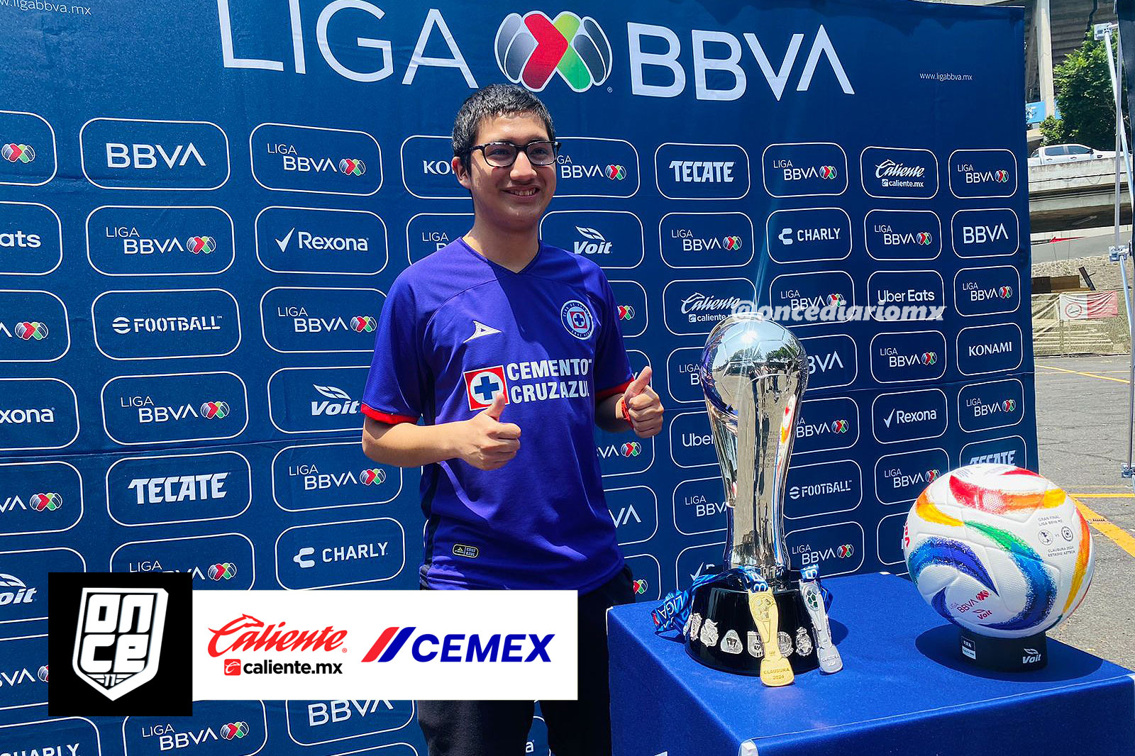 Los aficionados con los trofeos de la Liga MX y Liga MX Femenil