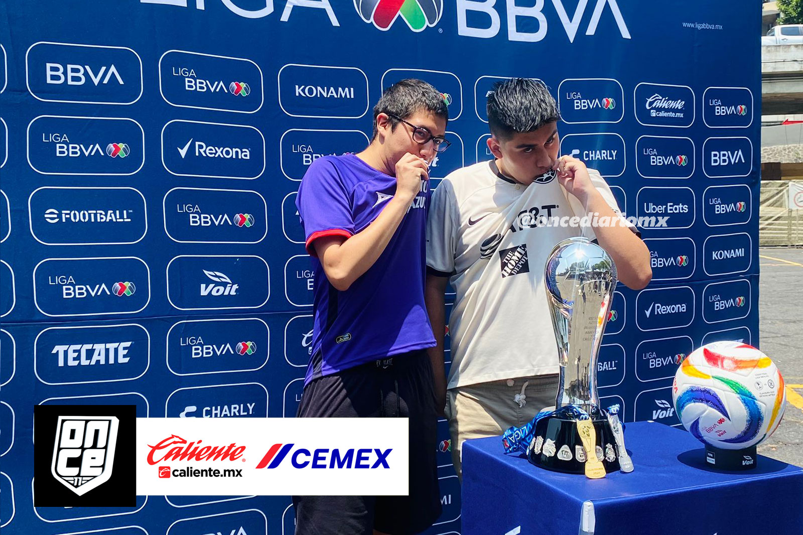 Los aficionados con los trofeos de la Liga MX y Liga MX Femenil