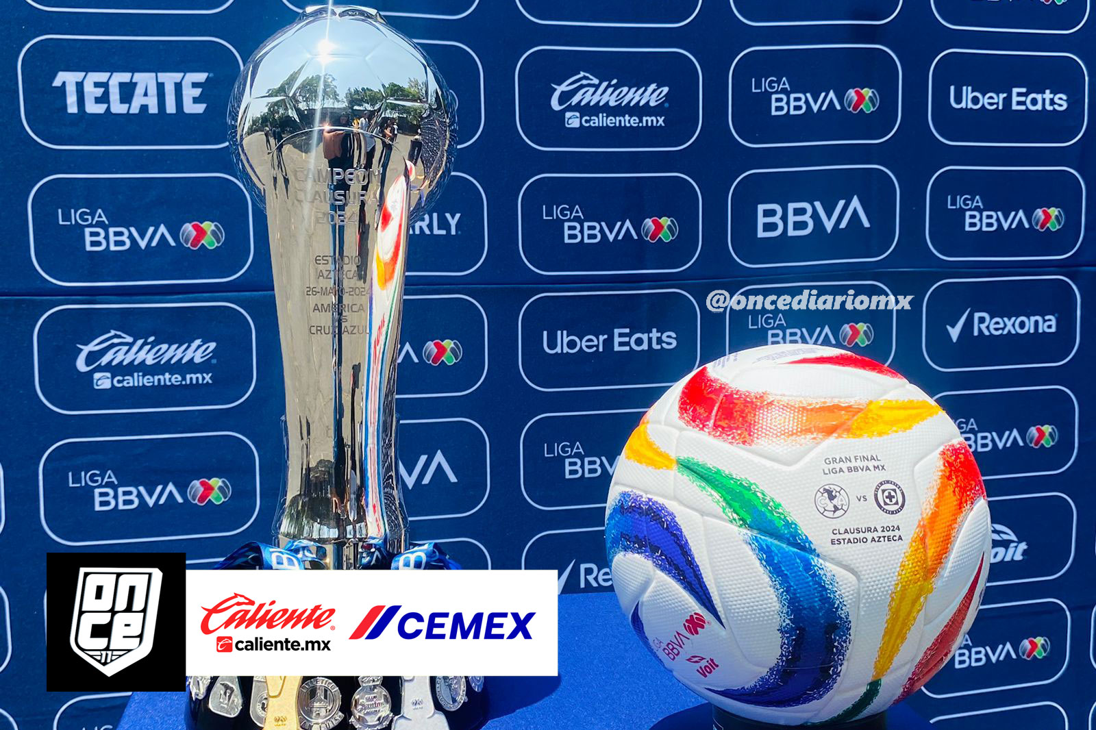 Los aficionados con los trofeos de la Liga MX y Liga MX Femenil