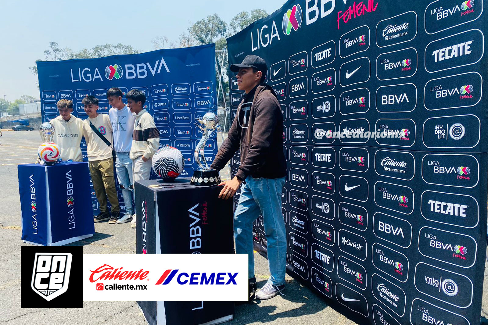 Los aficionados con los trofeos de la Liga MX y Liga MX Femenil