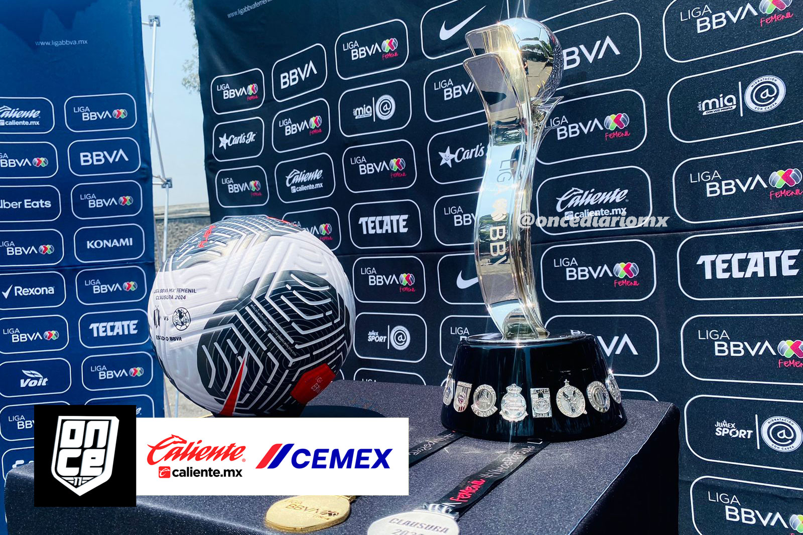Los aficionados con los trofeos de la Liga MX y Liga MX Femenil