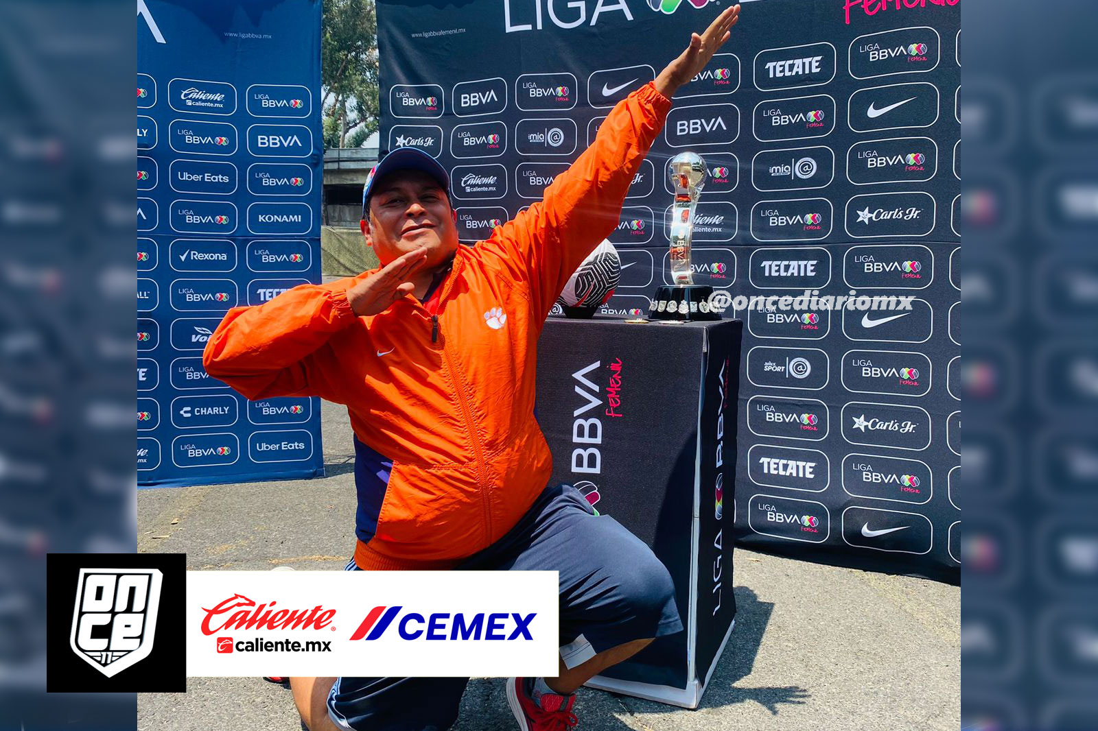 Los aficionados con los trofeos de la Liga MX y Liga MX Femenil