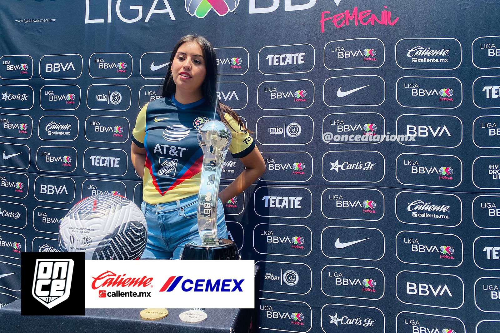 Los aficionados con los trofeos de la Liga MX y Liga MX Femenil