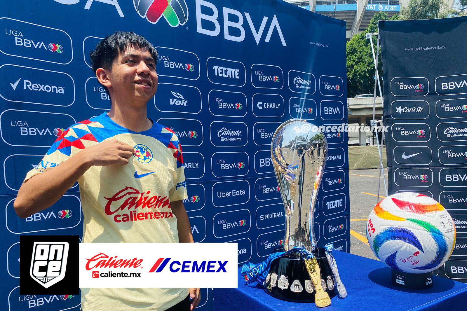 Los aficionados con los trofeos de la Liga MX y Liga MX Femenil