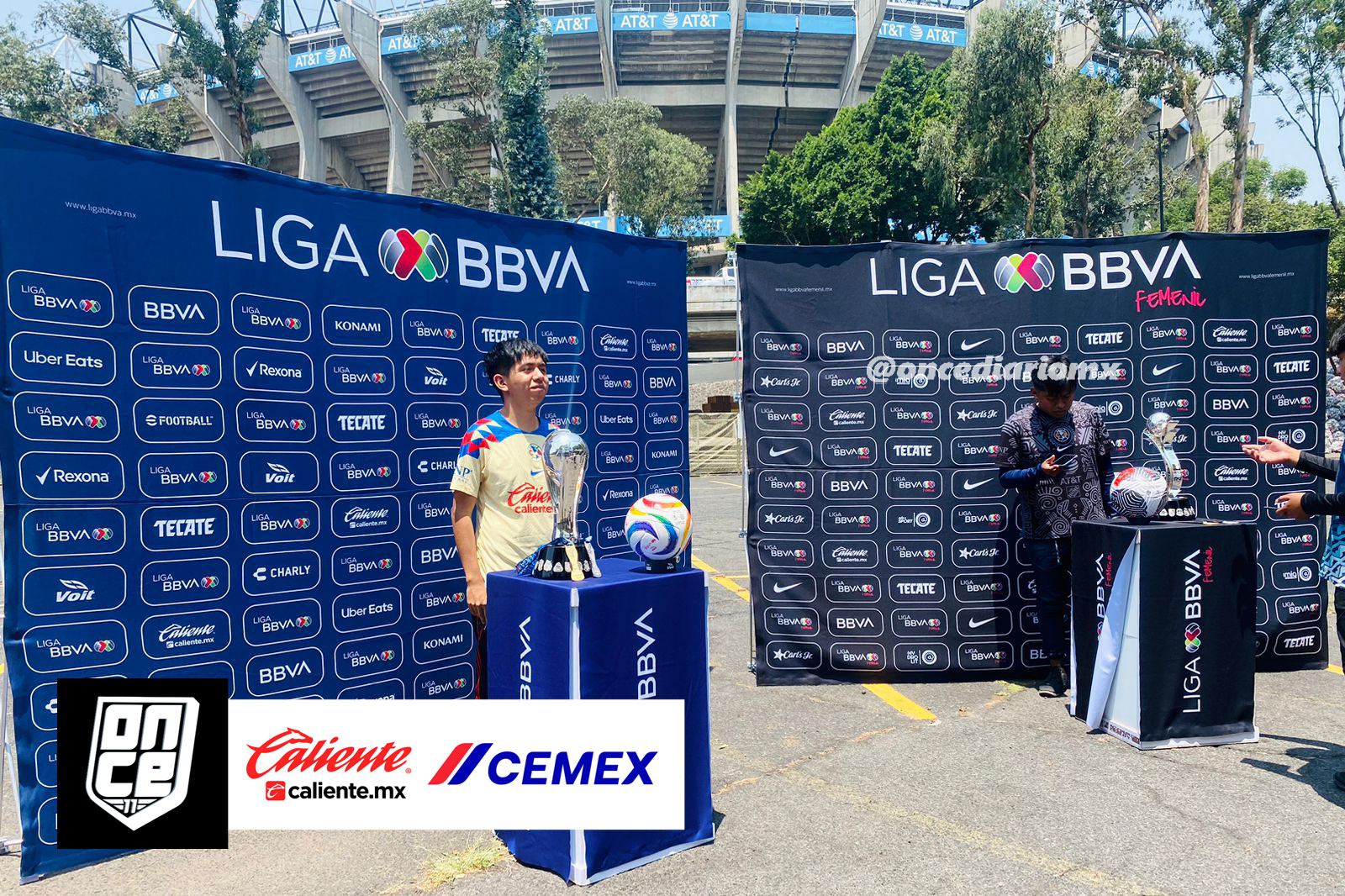 Los aficionados con los trofeos de la Liga MX y Liga MX Femenil