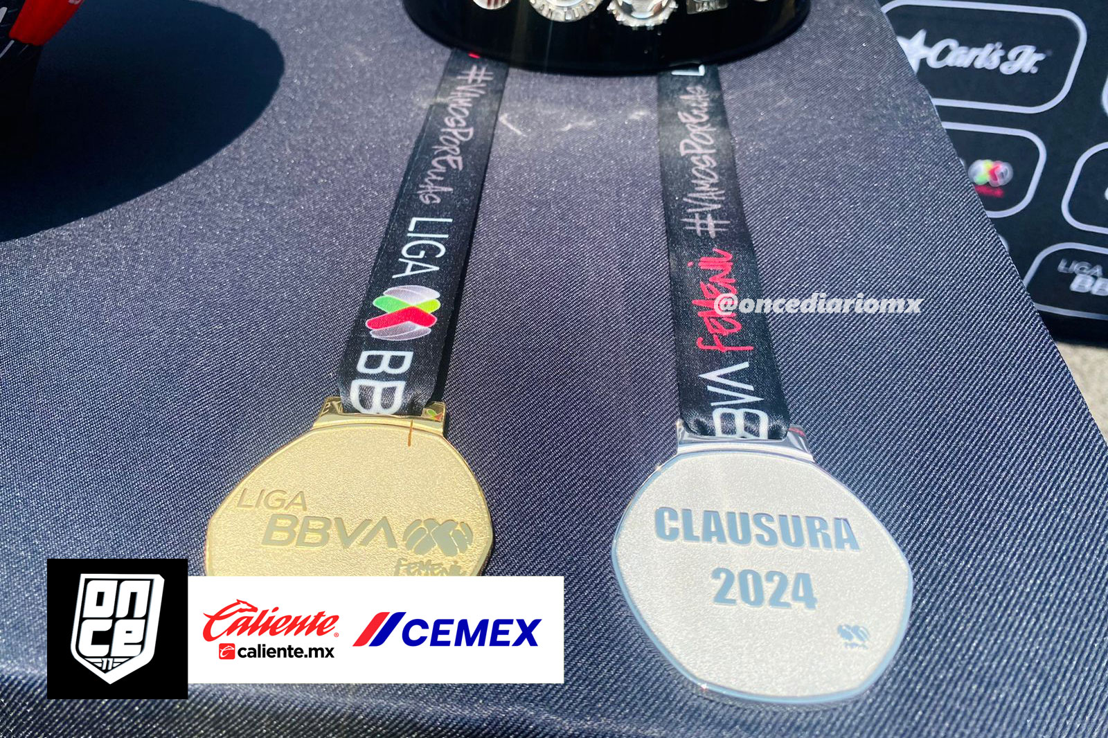 Los aficionados con los trofeos de la Liga MX y Liga MX Femenil