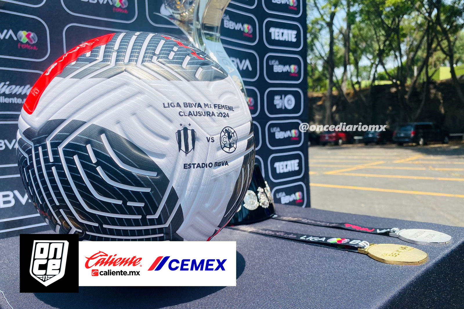 Los aficionados con los trofeos de la Liga MX y Liga MX Femenil