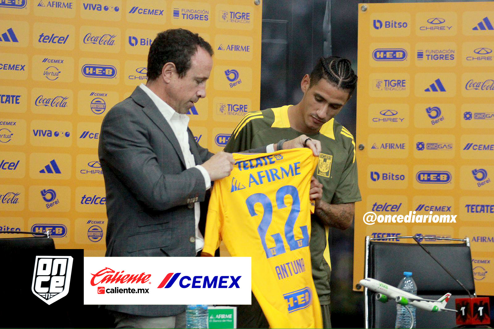 Presentaci&oacute;n de Uriel Antuna con Tigres
